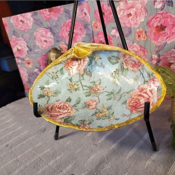 DECOUPAGE CLAM SHELL DECOUPAGE FLOWERS ON A CLAM SHELL - Picture 3 of 9